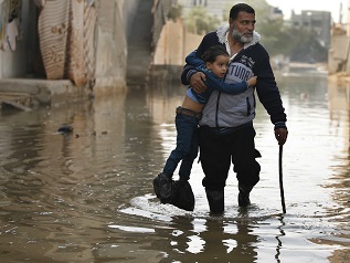 Sewage flows in Gaza 